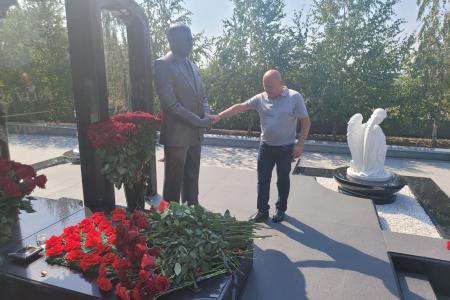 Делегация КПРФ под руководством К.К. Тайсаева почтила память Александра Захарченко в Донецке