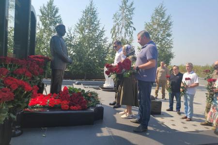 Делегация КПРФ под руководством К.К. Тайсаева почтила память Александра Захарченко в Донецке