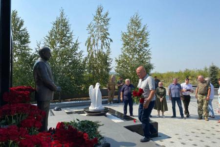 Делегация КПРФ под руководством К.К. Тайсаева почтила память Александра Захарченко в Донецке