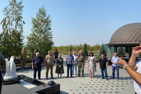 Делегация КПРФ под руководством К.К. Тайсаева почтила память Александра Захарченко в Донецке