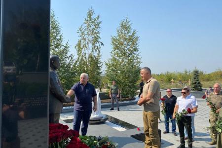Делегация КПРФ под руководством К.К. Тайсаева почтила память Александра Захарченко в Донецке