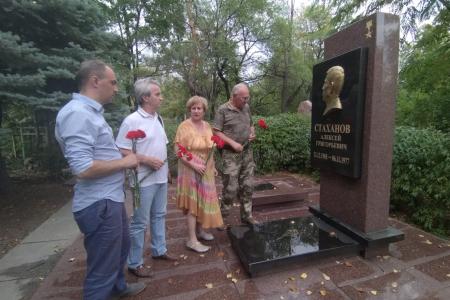 Делегация КПРФ под руководством К.К. Тайсаева почтила память Александра Захарченко в Донецке