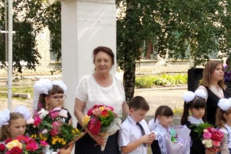 Волгоградские коммунисты 1 сентября поздравили школьников с Днем знаний