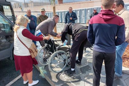 Москва. Активисты КПРФ и женского движения организовали экскурсию по столице для российских воинов