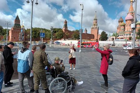 Москва. Активисты КПРФ и женского движения организовали экскурсию по столице для российских воинов