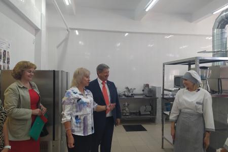 Лидер белгородских коммунистов Станислав Панов поздравил студентов с Днем знаний