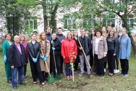 Архангельская область. Коммунисты Котласа и сторонники партии высадили яблони в честь Дня знаний и 105-летия города