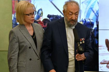 Г.А. Зюганов выступил на открывшейся в Госдуме выставке академического современного искусства «ZA нами Победа»