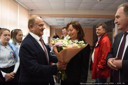 Г.А. Зюганов поздравил учащихся и педагогов Нахабинской средней школы