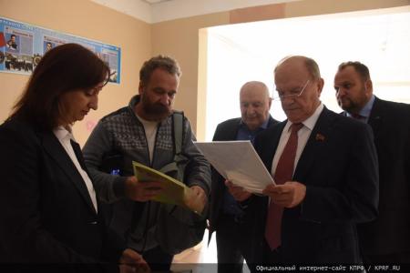 Г.А. Зюганов поздравил учащихся и педагогов Нахабинской средней школы