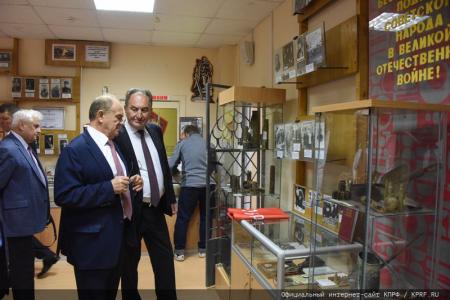 Г.А. Зюганов поздравил учащихся и педагогов Нахабинской средней школы