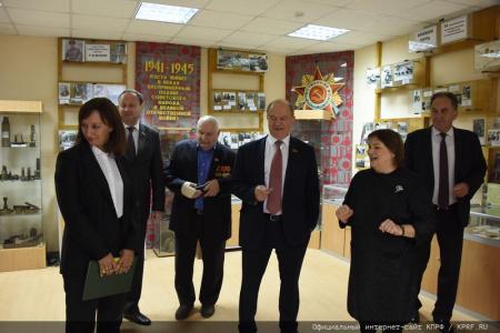 Г.А. Зюганов поздравил учащихся и педагогов Нахабинской средней школы