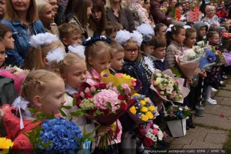Г.А. Зюганов поздравил учащихся и педагогов Нахабинской средней школы