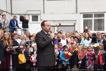 Г.А. Зюганов поздравил учащихся и педагогов Нахабинской средней школы