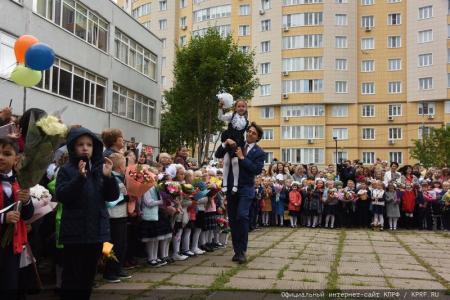 Г.А. Зюганов поздравил учащихся и педагогов Нахабинской средней школы