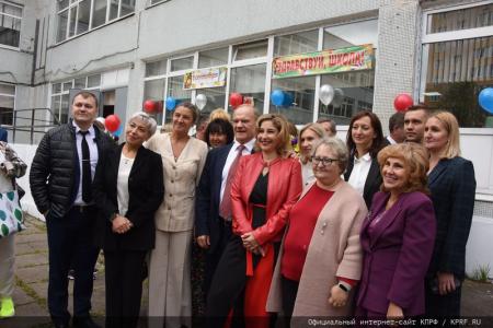 Г.А. Зюганов поздравил учащихся и педагогов Нахабинской средней школы