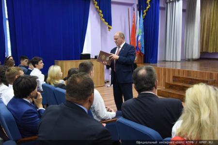 Г.А. Зюганов поздравил учащихся и педагогов Нахабинской средней школы