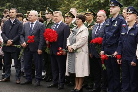 Новосибирск. Анатолий Локоть торжественно открыл мемориальную доску памяти Камиля Хабибназарова на фасаде школы №24