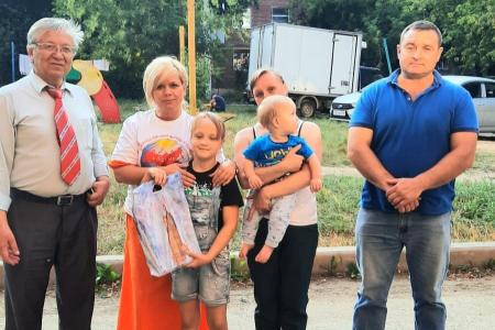 Руководитель Свердловского РО ВЖС «Надежда России» Виктория Ивачёва провела социальную акцию, приуроченную к 1 сентября