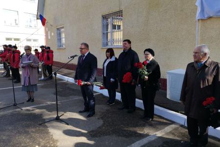 Заместитель Председателя Мособлдумы, руководитель фракции КПРФ Александр Наумов принял участие в открытии мемориальной доски А.А. Ефимова в Дубровицах