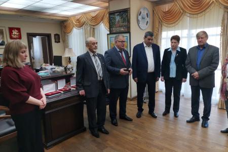 Депутат КПРФ Александр Наумов наградил сотрудников строительной фирмы «Гюнай» в городе Домодедово