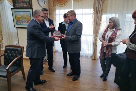 Депутат КПРФ Александр Наумов наградил сотрудников строительной фирмы «Гюнай» в городе Домодедово