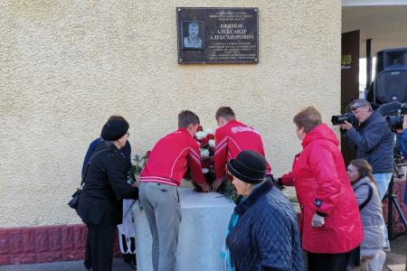 Заместитель Председателя Мособлдумы, руководитель фракции КПРФ Александр Наумов принял участие в открытии мемориальной доски А.А. Ефимова в Дубровицах