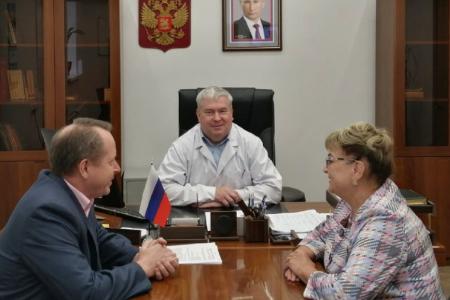 Депутаты-коммунисты вручили кардиохирургу грамоту Саратовской областной Думы