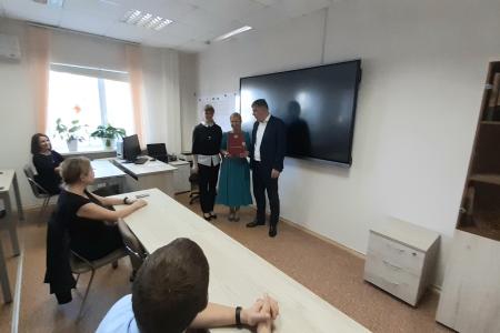 Депутат КПРФ Иван Левченко поздравил коллектив преподавателей Тюменского учебного центра с Днём учителя