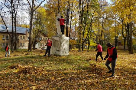 Рязань. Коммунисты и комсомольцы провели субботник в сквере им. Чернышевского