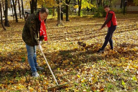 Рязань. Коммунисты и комсомольцы провели субботник в сквере им. Чернышевского