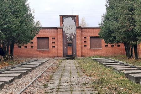 Ивановские коммунисты провели субботник на Мемориале захоронения старых большевиков