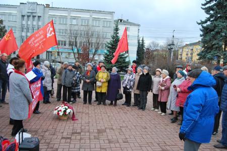 Калужские коммунисты провели митинг и автопробег в честь Дня рождения ВЛКСМ