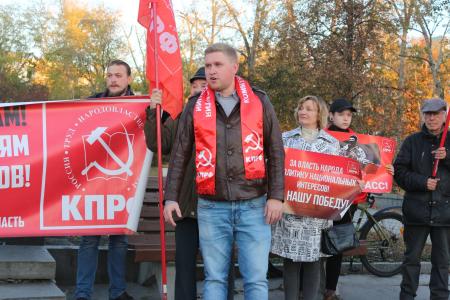 Свердловские коммунисты провели массовый пикет в память о событиях «Черного октября» 1993 года