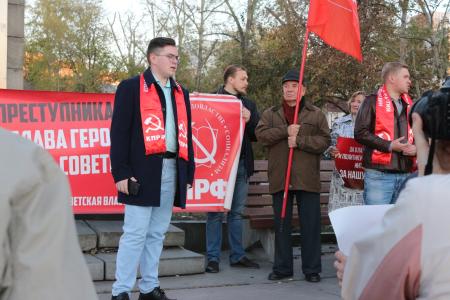 Свердловские коммунисты провели массовый пикет в память о событиях «Черного октября» 1993 года