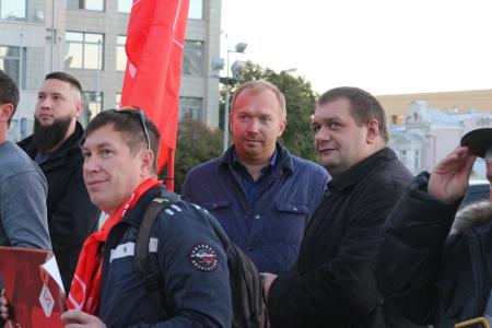 Свердловские коммунисты провели массовый пикет в память о событиях «Черного октября» 1993 года