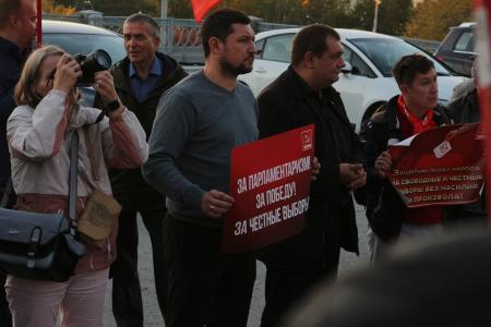 Свердловские коммунисты провели массовый пикет в память о событиях «Черного октября» 1993 года
