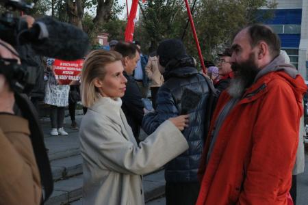 Свердловские коммунисты провели массовый пикет в память о событиях «Черного октября» 1993 года