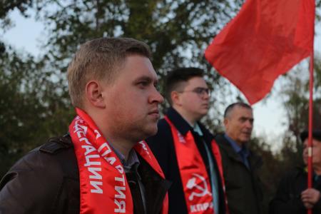 Свердловские коммунисты провели массовый пикет в память о событиях «Черного октября» 1993 года