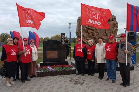 Первый секретарь Волгоградского областного комитета КПРФ Тамара Головачева приняла участие в открытии памятника «Труженикам тыла» в городе Фролово