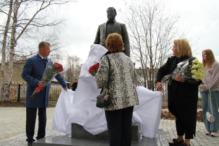 Свердловская область. Депутат Госдумы Нина Останина открыла в Серове памятник Геннадию Селезнёву