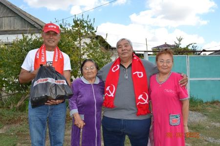 Коммунисты Калмыкии поздравили ветеранов с Днем пожилого человека
