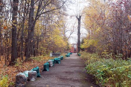 Ивановские коммунисты провели субботник на Мемориале захоронения старых большевиков