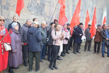 29 лет со дня трагедии: Новосибирцы вспомнили о героизме защитников Верховного Совета