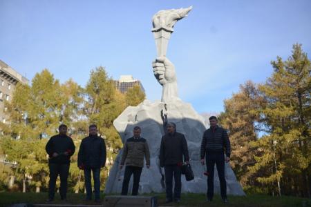 29 лет со дня трагедии: Новосибирцы вспомнили о героизме защитников Верховного Совета