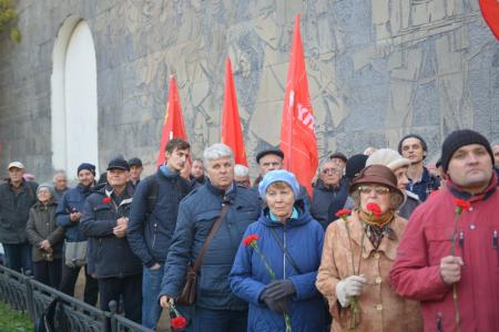 29 лет со дня трагедии: Новосибирцы вспомнили о героизме защитников Верховного Совета