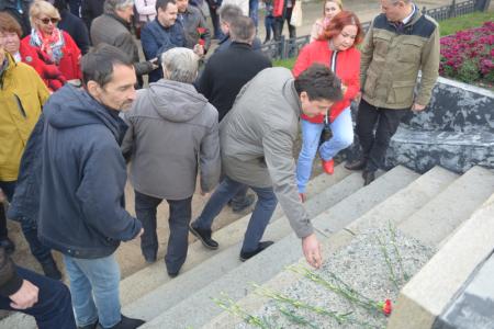29 лет со дня трагедии: Новосибирцы вспомнили о героизме защитников Верховного Совета