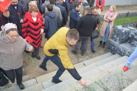 29 лет со дня трагедии: Новосибирцы вспомнили о героизме защитников Верховного Совета