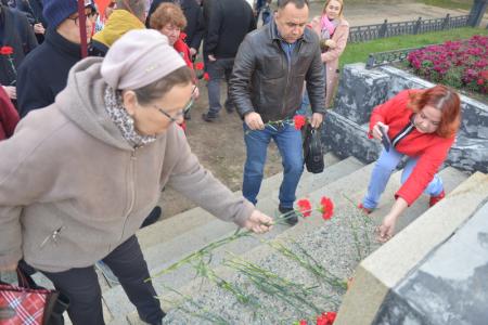 29 лет со дня трагедии: Новосибирцы вспомнили о героизме защитников Верховного Совета