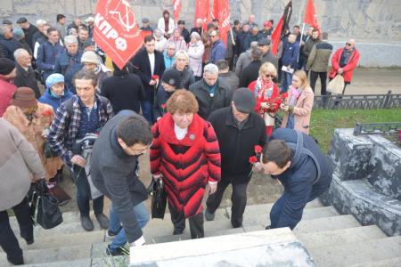29 лет со дня трагедии: Новосибирцы вспомнили о героизме защитников Верховного Совета